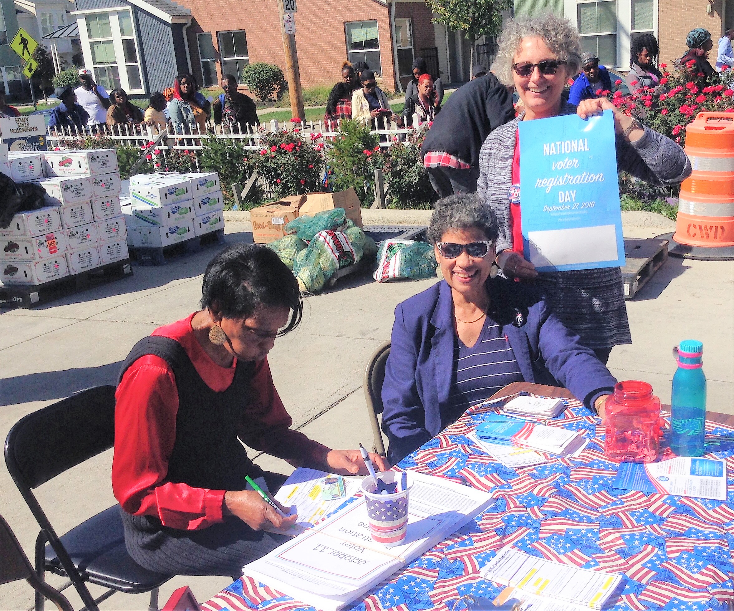 Amistad Chapel members register voter 2016