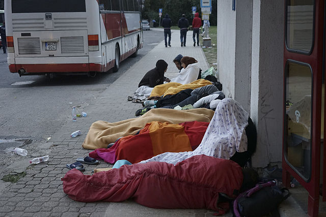 Syrian_refugees_sleeping_in_the_open_air_during_refugee_crisis._Budapest__Hungary__Central_Europe__4_September_2015.jpg